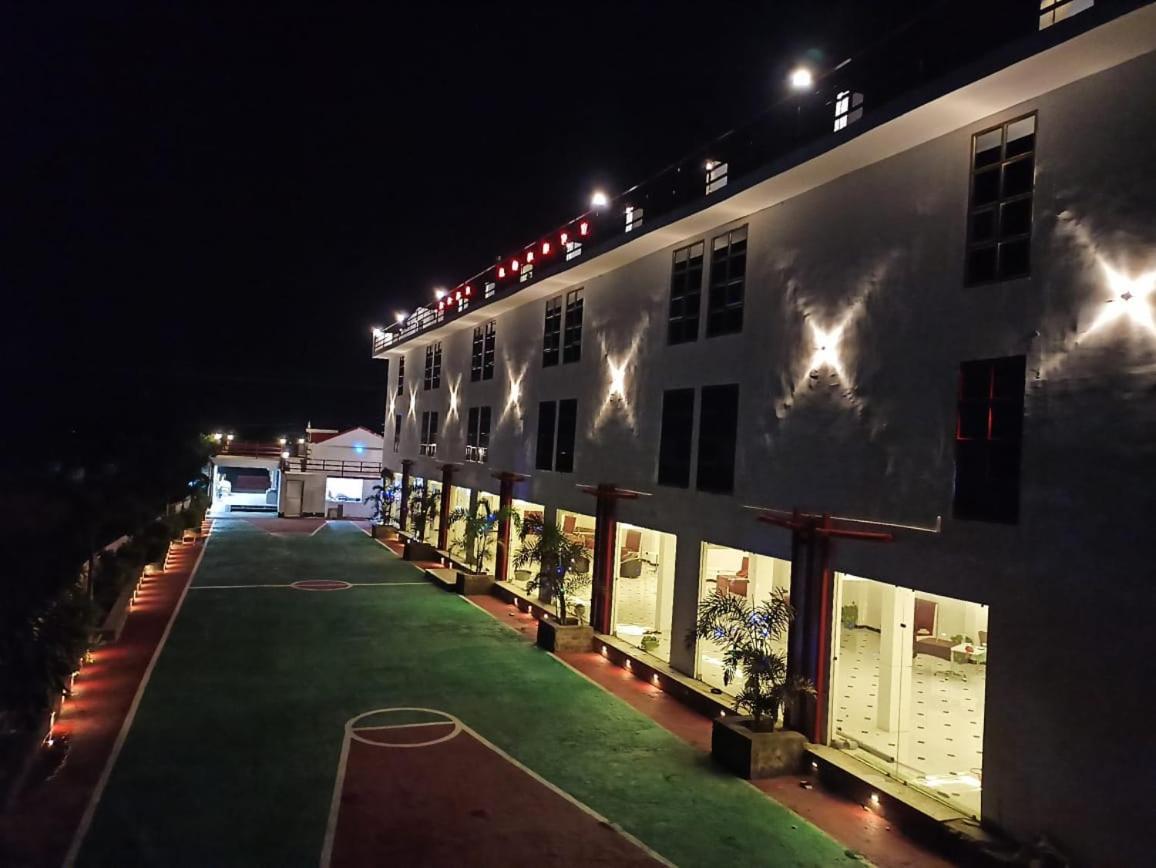 Gods County. Resort & Banquets Tarapith Zewnętrze zdjęcie